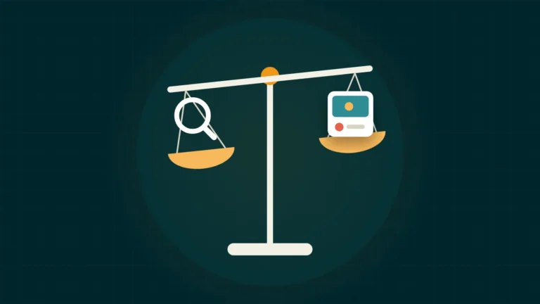 Bilancia con una lente da un lato e un annuncio social dall'altro: Google Ads o Meta Ads